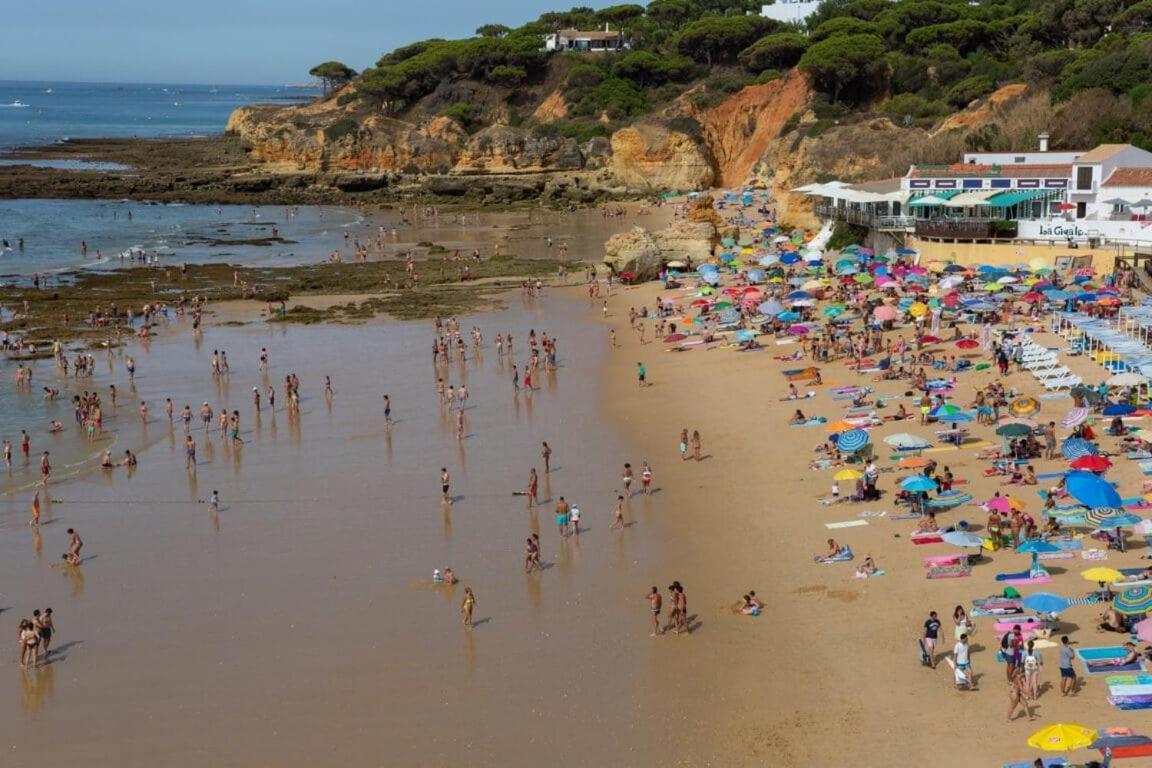 Quarto em Acomodações Particulares Charmoso A 300m Da De Olhos De Agua ! *