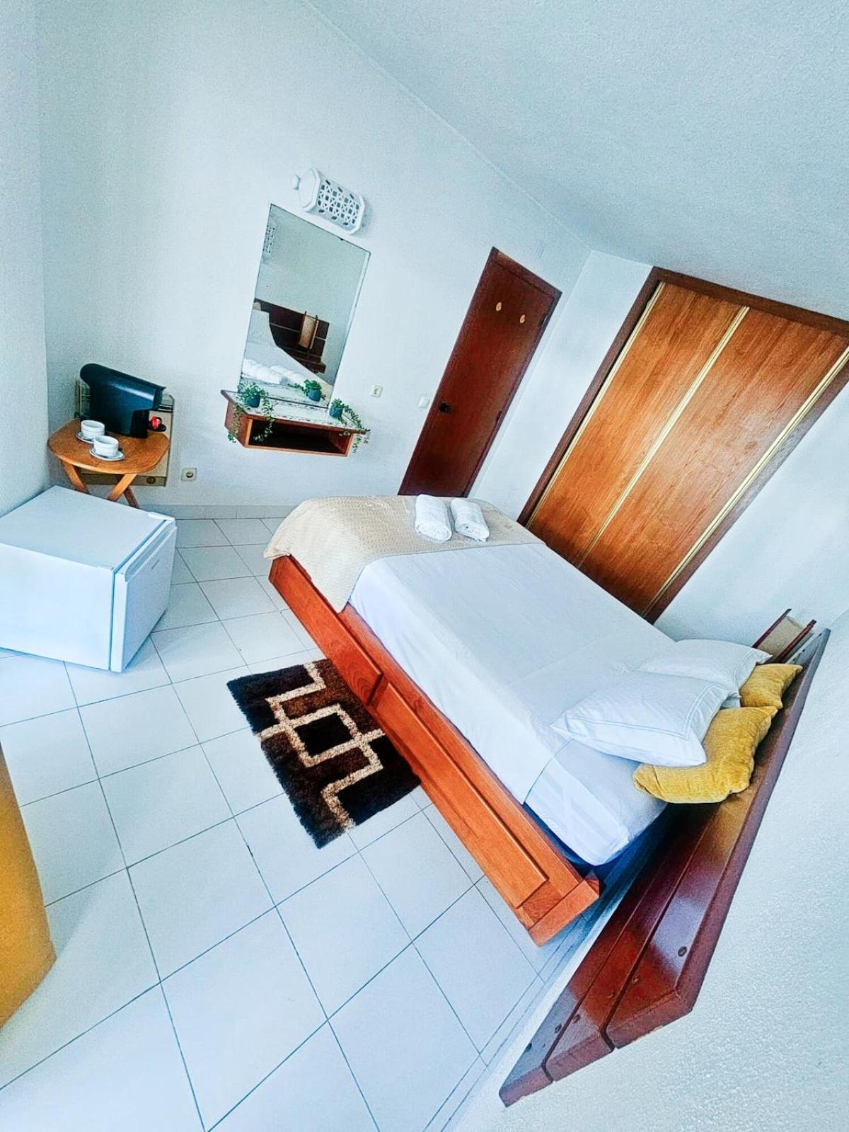 Quarto em Acomodações Particulares Charmoso A 300m Da De Olhos De Agua !